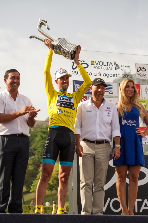 Gustavo Veloso alza il trofeo della Volta a Portugal - foto di Luca Onesti